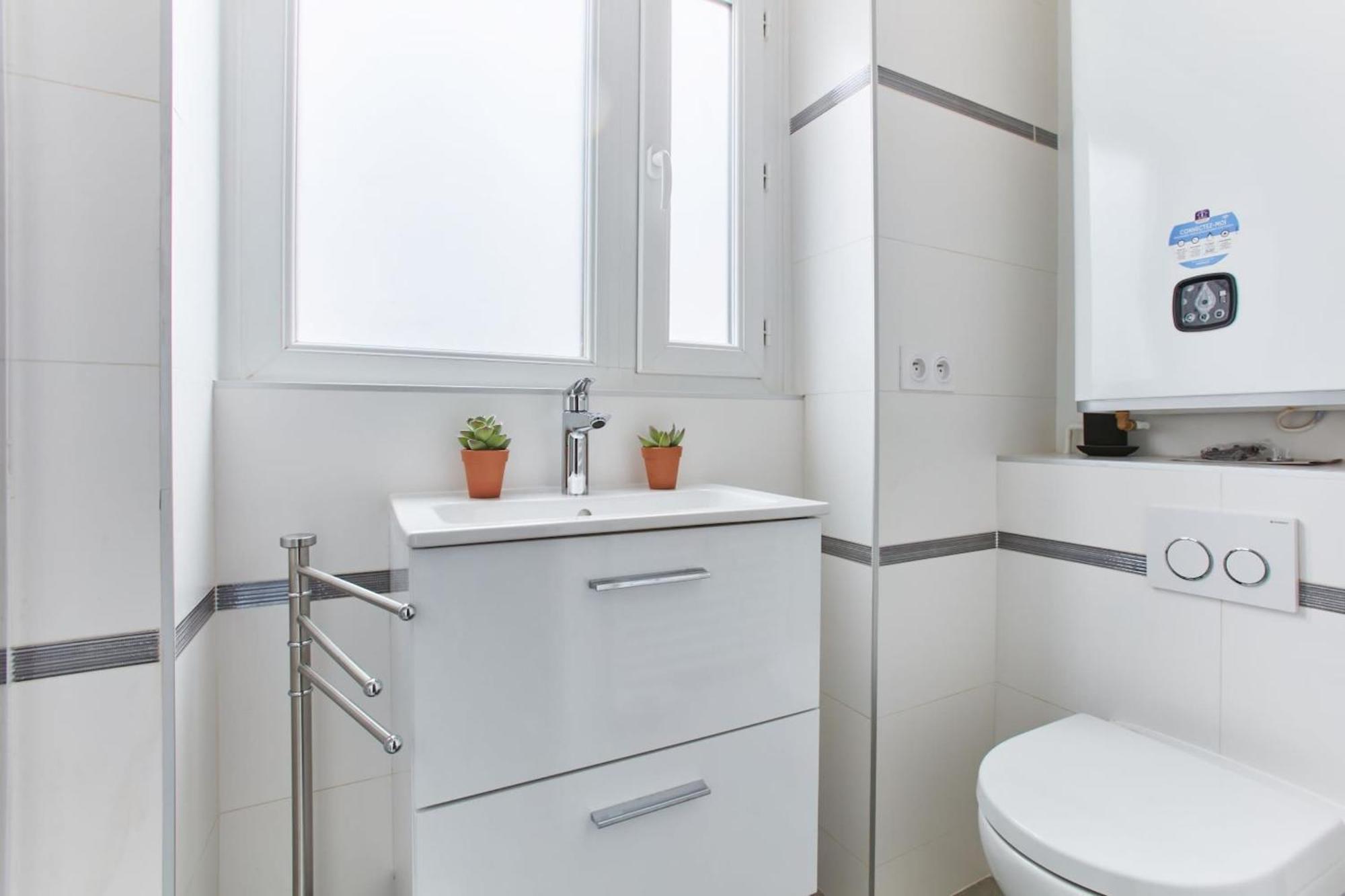 Montmartre & Sacre-Coeur Basilica - 1Br - Cityapartmentstay Париж Экстерьер фото